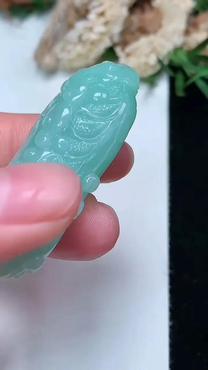 天然A货翡翠白菜吊坠，尺寸44.5-21.7-12.9，重量:20.70g
11月28日