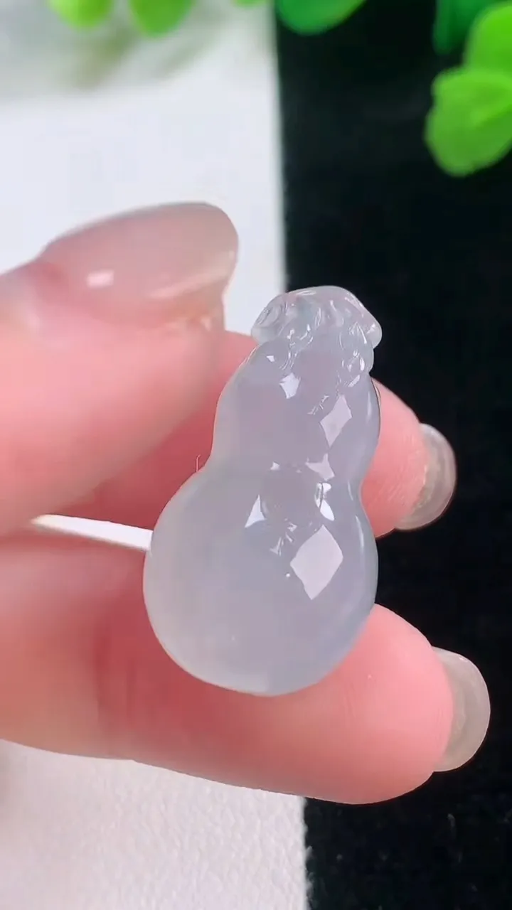 天然A货翡翠冰种飘花葫芦吊坠，尺寸27.5-14.7-11.6，重量:7.32g
11月28日