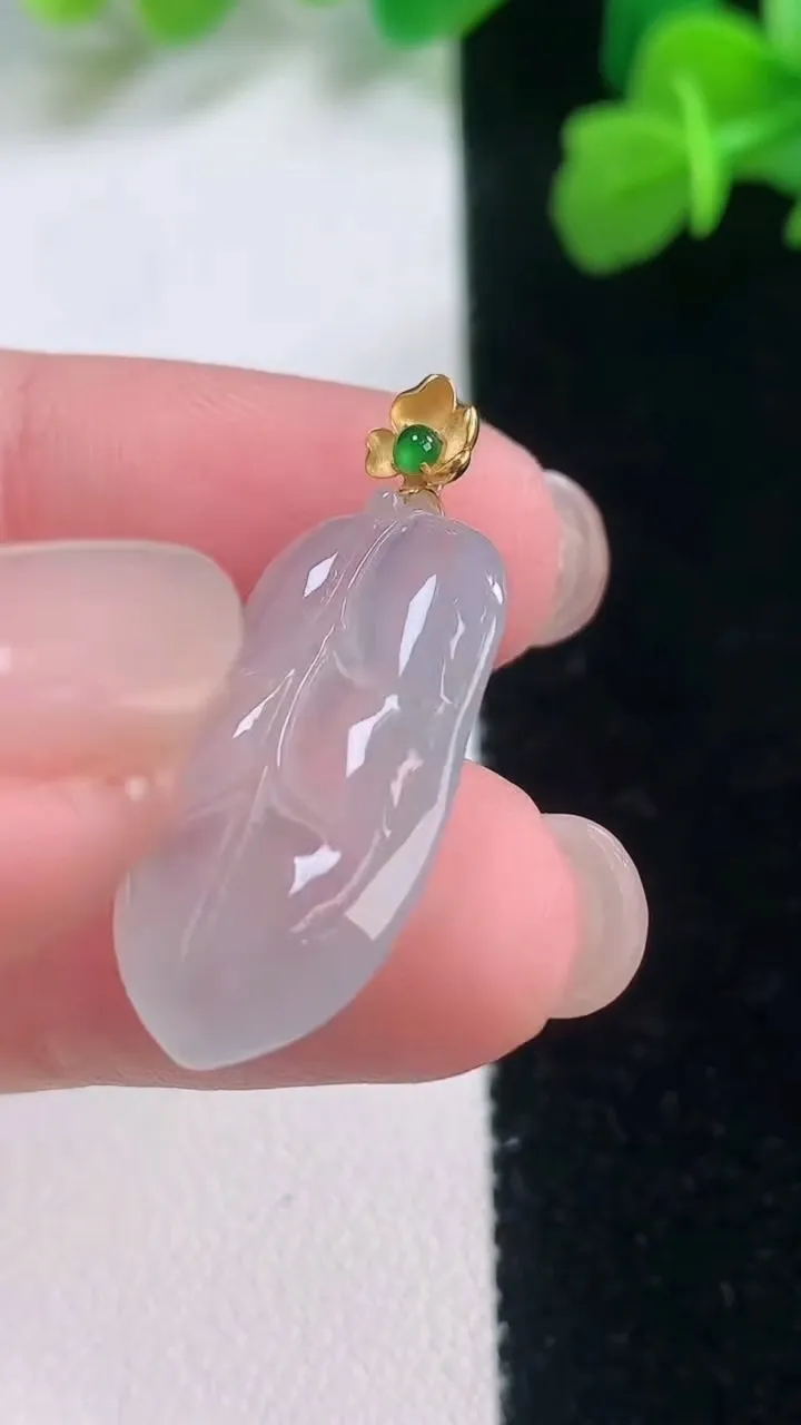 天然A货翡翠种白冰金枝玉叶 叶子吊坠，尺寸23.3-13-4.3，重量:2.99g
11月28日
