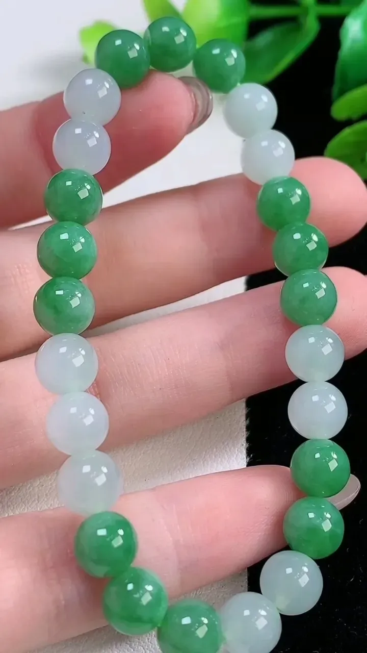 天然A货翡翠圆珠手串，尺寸 6.8-25 颗，重:17.59g11月28日
工厂直销收藏佳品,种好水