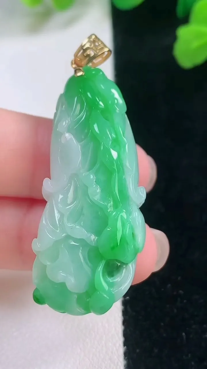 天然A货翡翠白菜吊坠，尺寸42.6-16.8-12，重量:13.78g
11月28日
