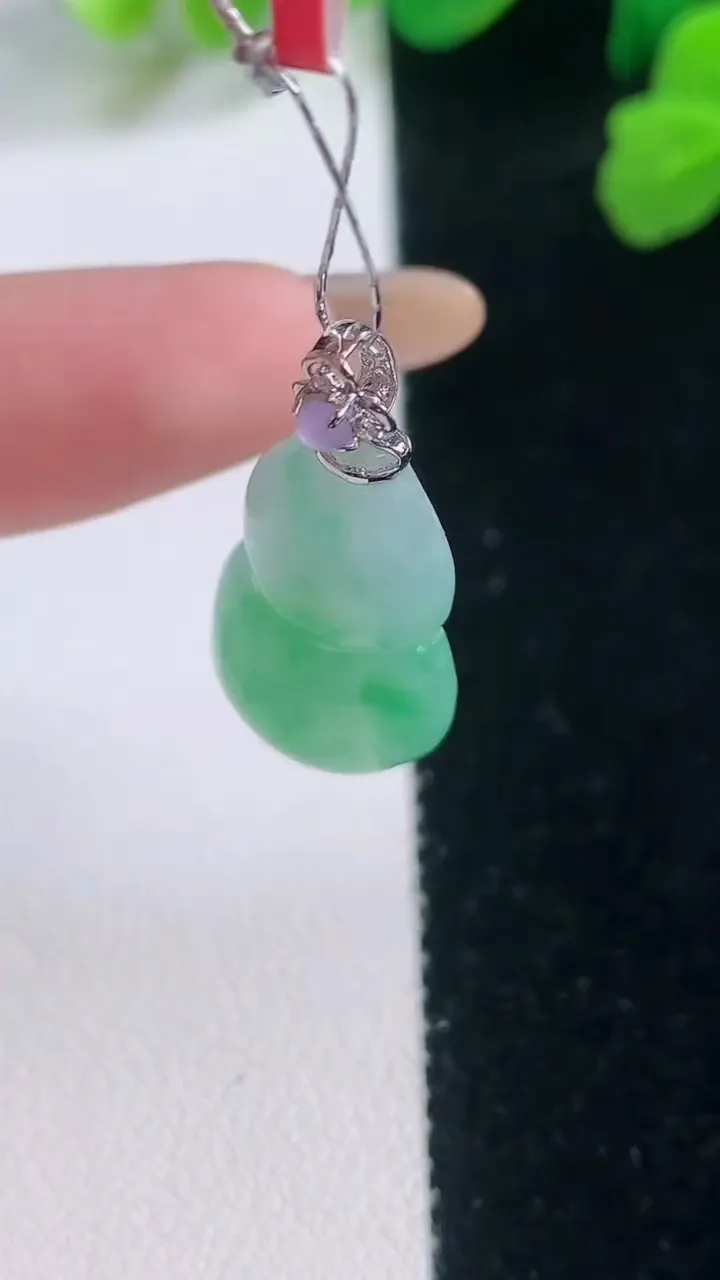 天然A货翡翠葫芦吊坠，尺寸22.8-13-6.5，重量:3.61g
11月28日