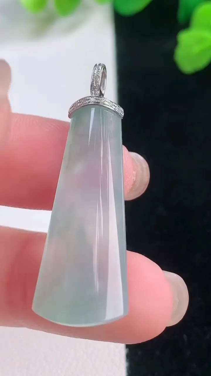 天然A货翡翠无事牌吊坠，尺寸33.2-13-4.8，重量:4.33g
11月28日