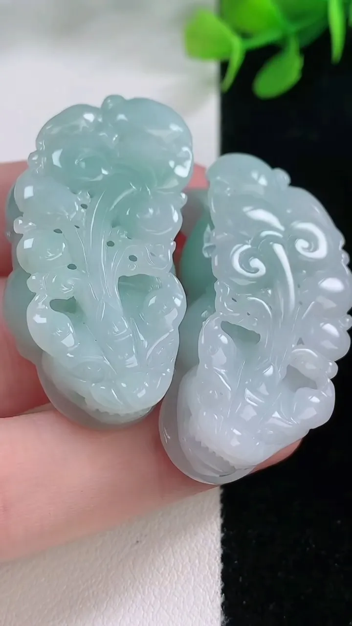 天然A货翡翠貔貅吊坠一对，尺寸39.8-19.4-12，重量:44.58g
11月28日