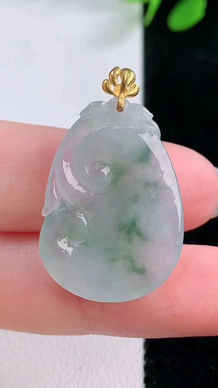 天然A货翡翠种飘花如意吊坠，尺寸27-19.4-3.9，重量:3.65g
11月28日