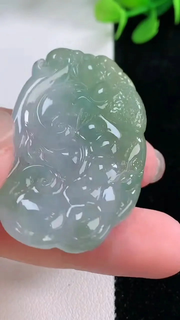 天然A货翡翠双彩如意吊坠，尺寸45.3-29-5.8，重量:15.94g
11月28日