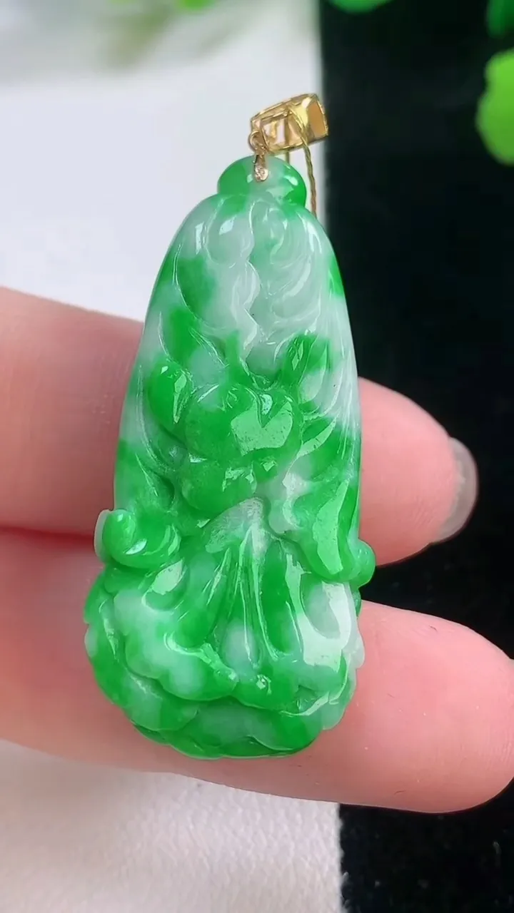 天然A货翡翠白菜吊坠，尺寸37.7-18-7.2，重量:9.18g
11月28日