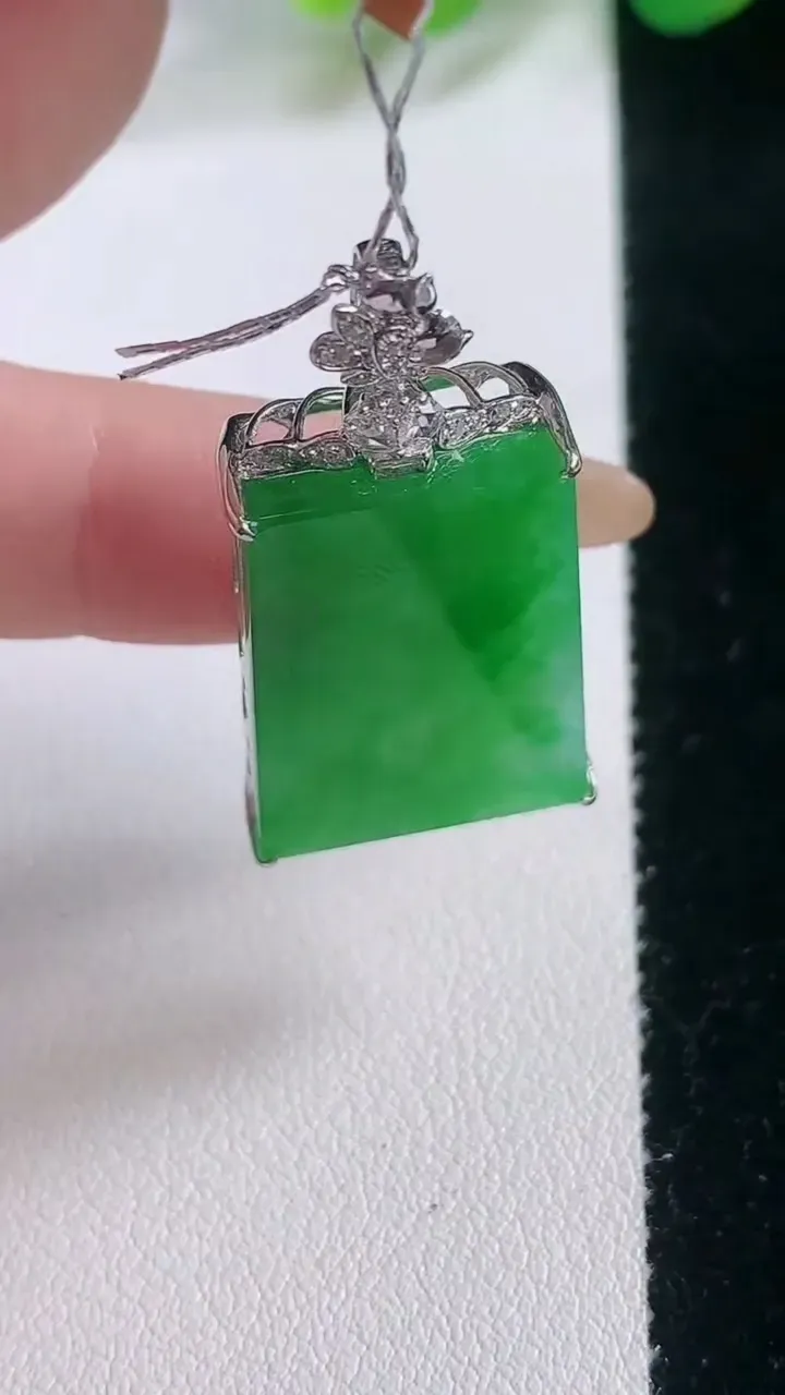天然A货翡翠无事牌吊坠，尺寸36-27-15.3-6.8，重量:5.65g
11月28日