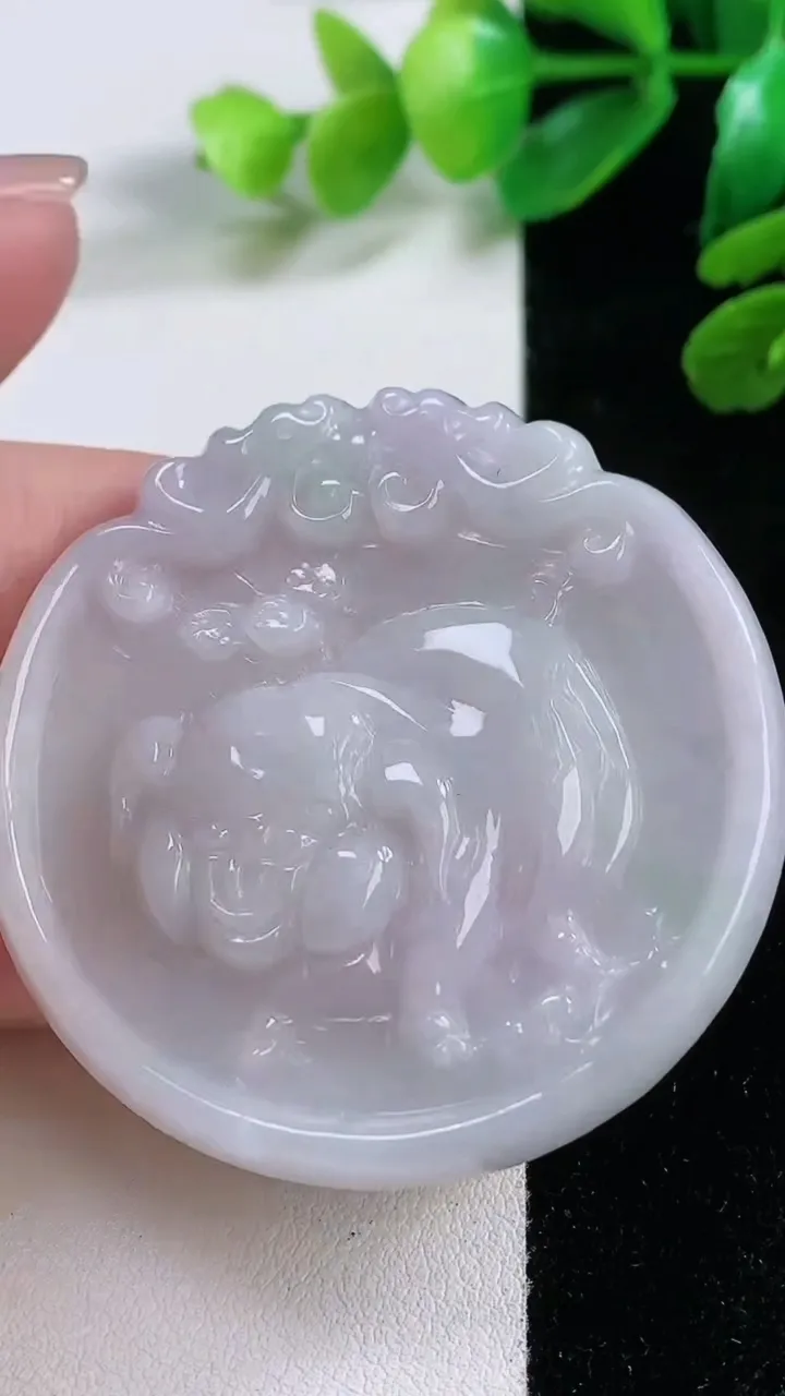 天然A货翡翠生肖猪吊坠，尺寸 49.5-6.5，重:24.19g
11月28日