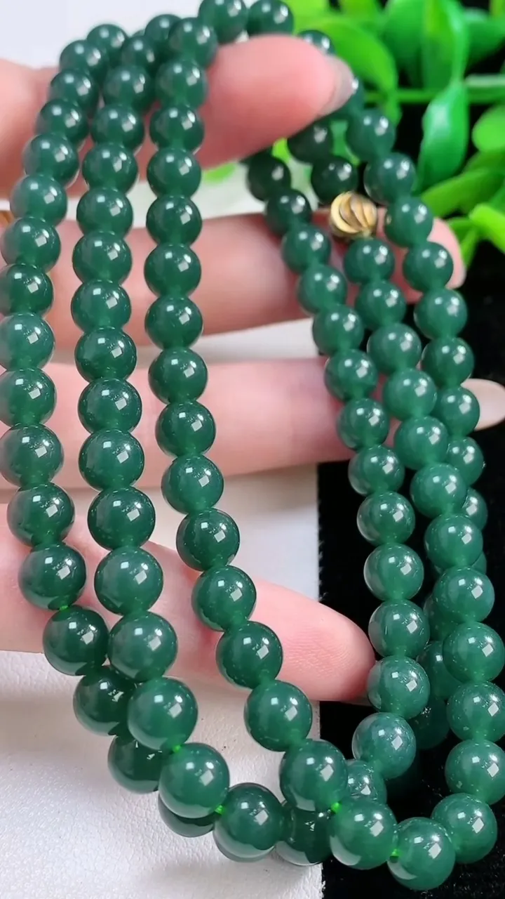 天然A货翡翠货蓝水圆珠项链，尺寸 6.8-108 颗，重:57.07g11月28日
工厂直销收藏佳品,种好水足，色泽均匀，有种有色，上手高大气！