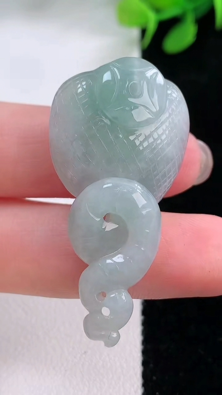 天然A货翡翠生肖蛇吊坠，尺寸43.6-21-11，重量:10.42g
11月28日