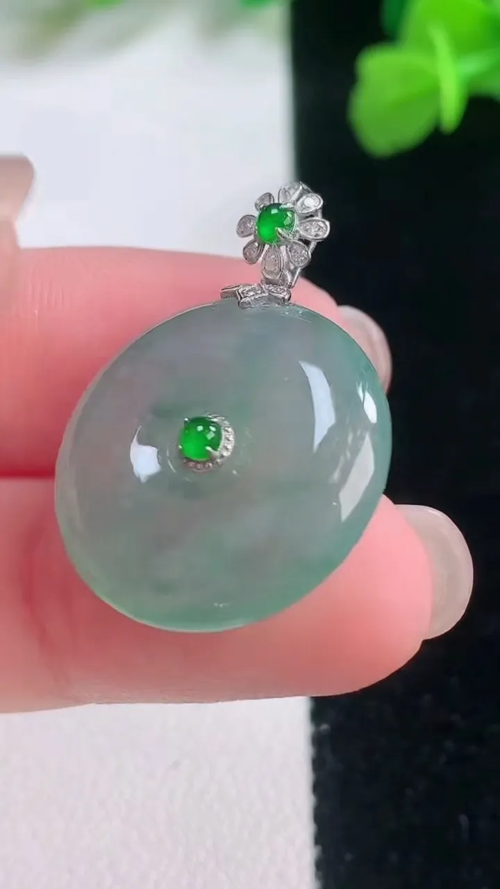 天然A货翡翠平安扣吊坠，尺寸20.7-5.4，重量:5.32g
11月28日