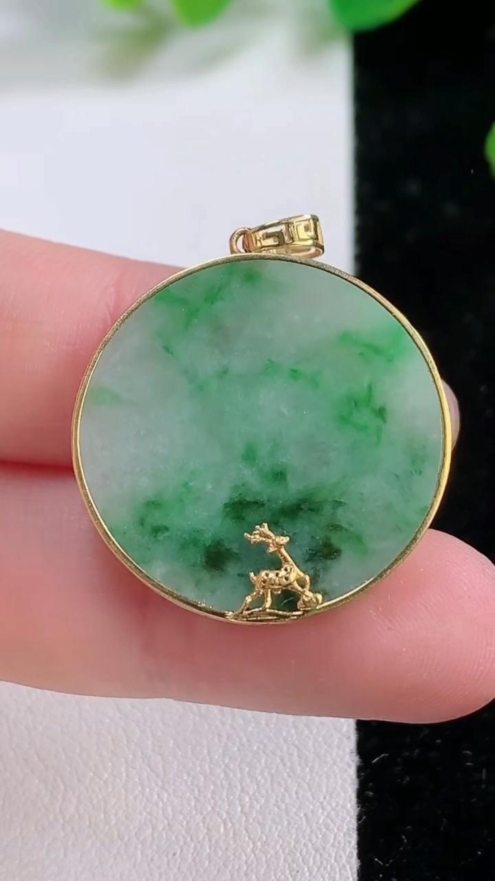 天然A货翡翠无事牌吊坠，尺寸 24.6-3.5，重:4.96g
11月28日