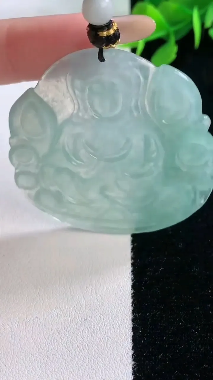 天然A货翡翠大势至菩萨吊坠，尺寸51-47.9-3.6，重量:20.38g
11月28日