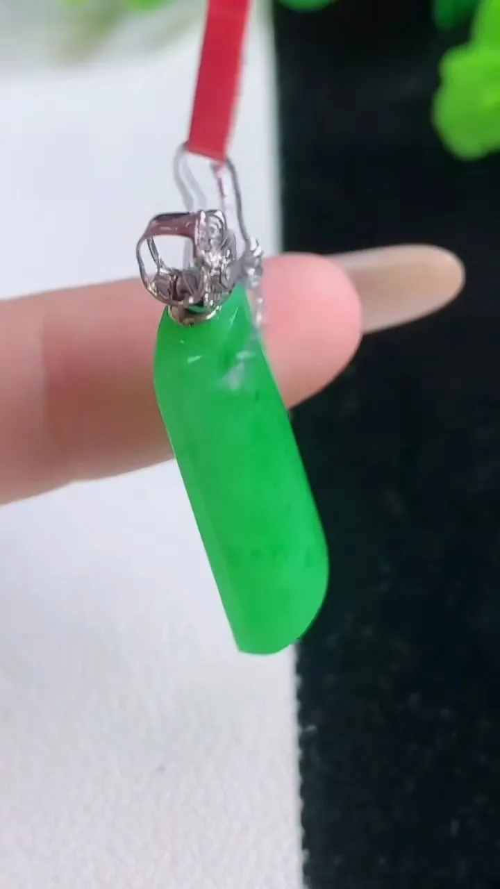 天然A货翡翠无事牌吊坠，尺寸25.2-12.8-4.8，重量:4.55g
11月28日