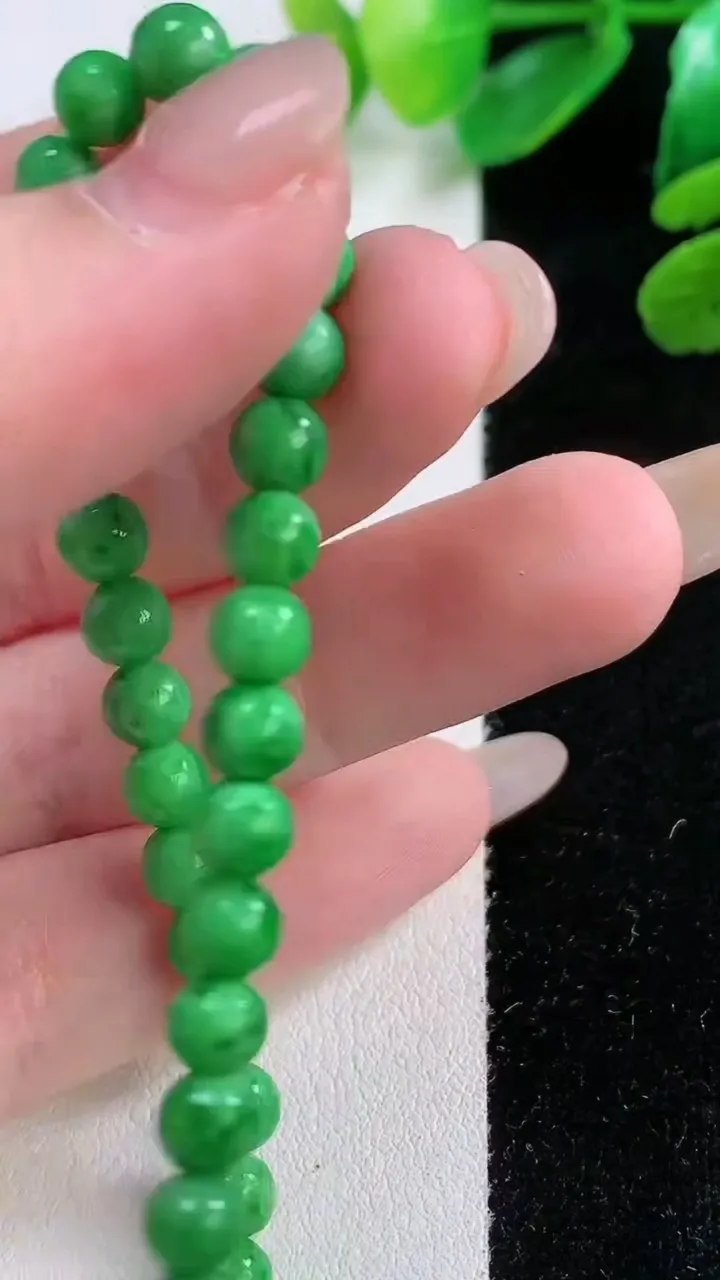 天然A货翡翠圆珠手串，尺寸 5.5-34 颗，重:8.14g11月28日
工厂直销收藏佳品,种好水足，色泽均匀，有种有色，上手高大气！