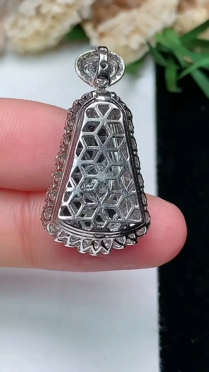 天然A货翡翠无事牌吊坠，尺寸30.5-15.5-8.6，裸石17-11.2，重量:4.20g
11月28日