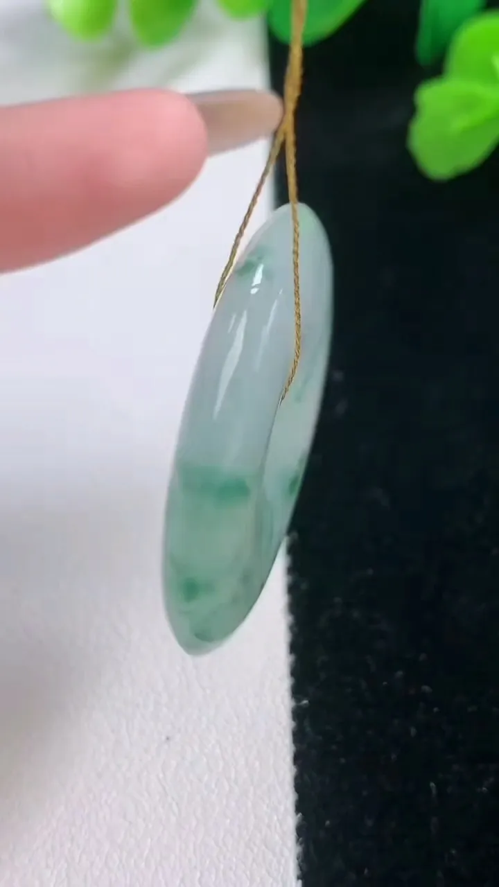 天然A货翡翠冰种飘花平安扣吊坠，尺寸33.7-5.7，重量:14.31g
11月28日