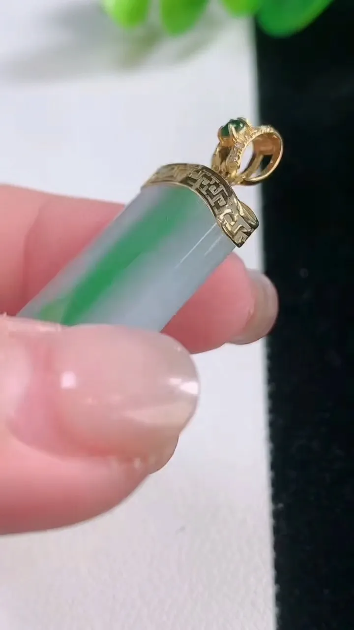 天然A货翡翠无事牌吊坠，尺寸40-25.7-3.8，重量:10.16g
11月28日