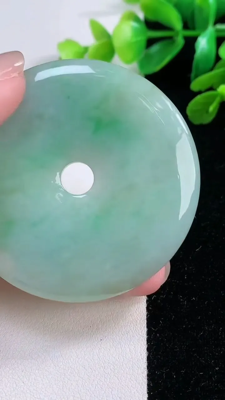 天然A货翡翠平安扣吊坠，尺寸 56.2-6.1，重:44.03g
11月28日