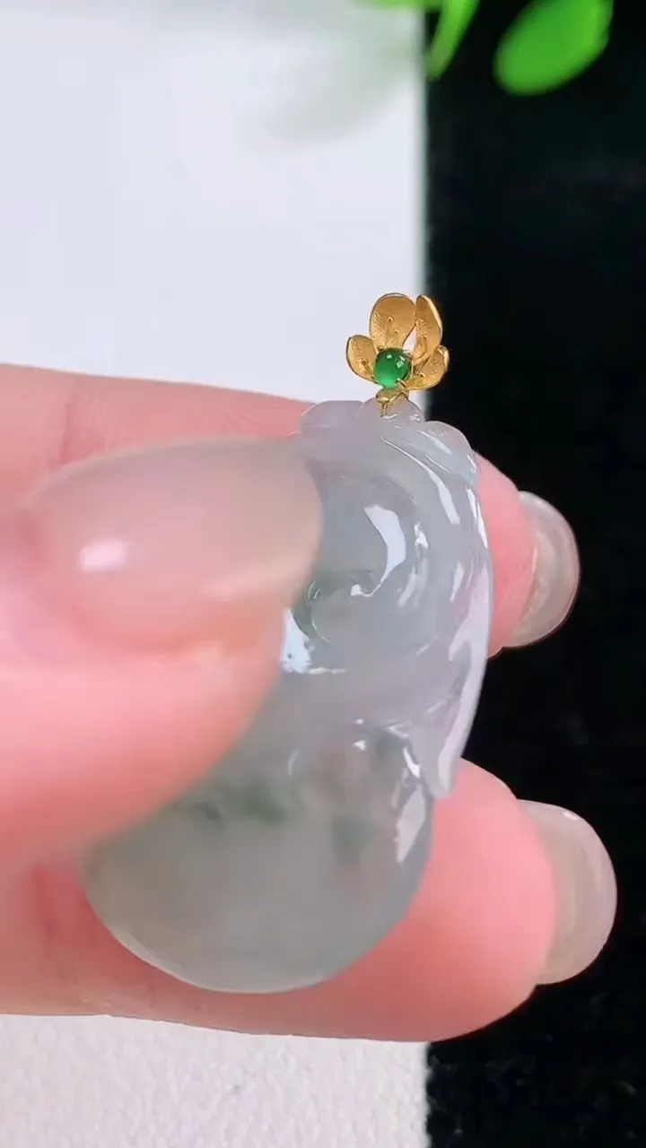 天然A货翡翠种飘花如意吊坠，尺寸27-19.4-3.9，重量:3.65g
11月28日