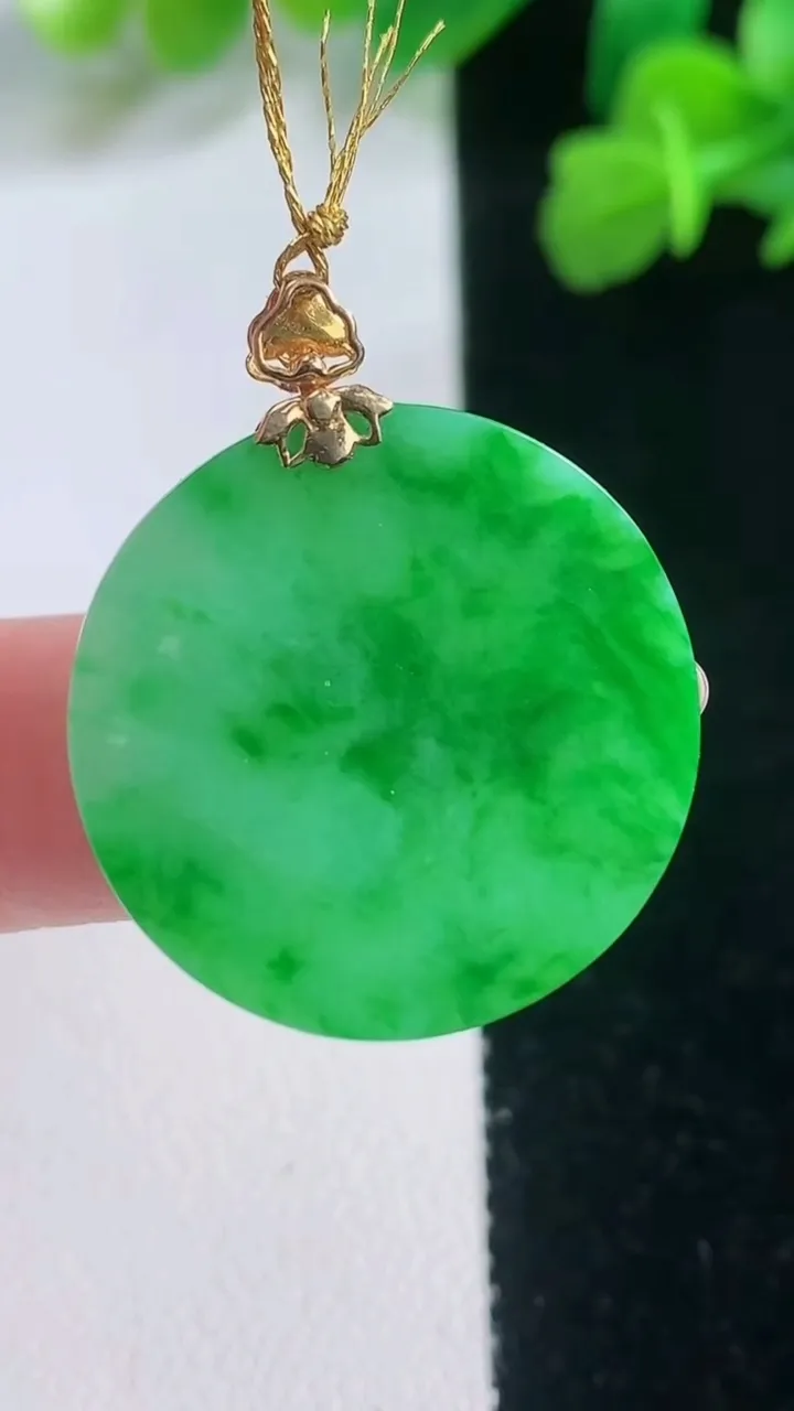天然A货翡翠无事牌吊坠，尺寸23.8-2，重量:3.93g
11月28日