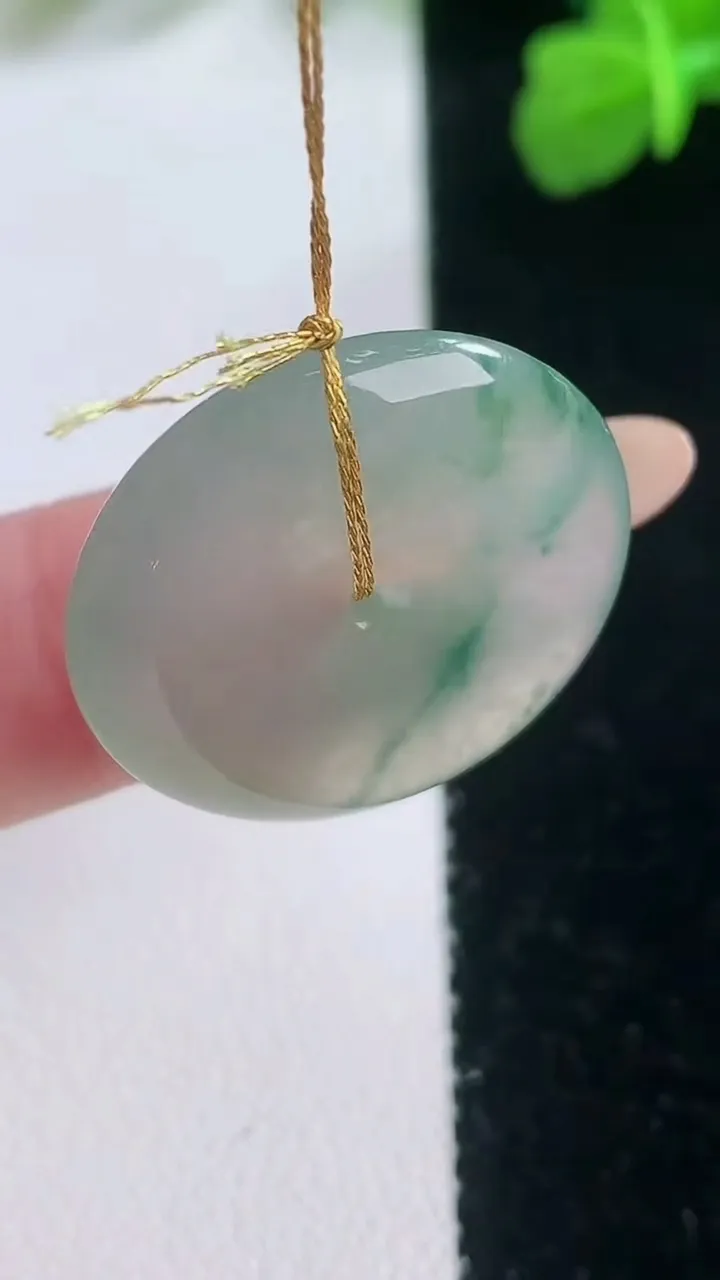 天然A货翡翠冰种飘花平安扣吊坠，尺寸24.2-5，重量:6.37g
11月28日