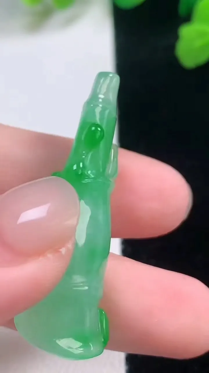 天然A货翡翠节节高升 竹节吊坠，尺寸42.7-14.4-9.7，重量:7.87g
11月28日