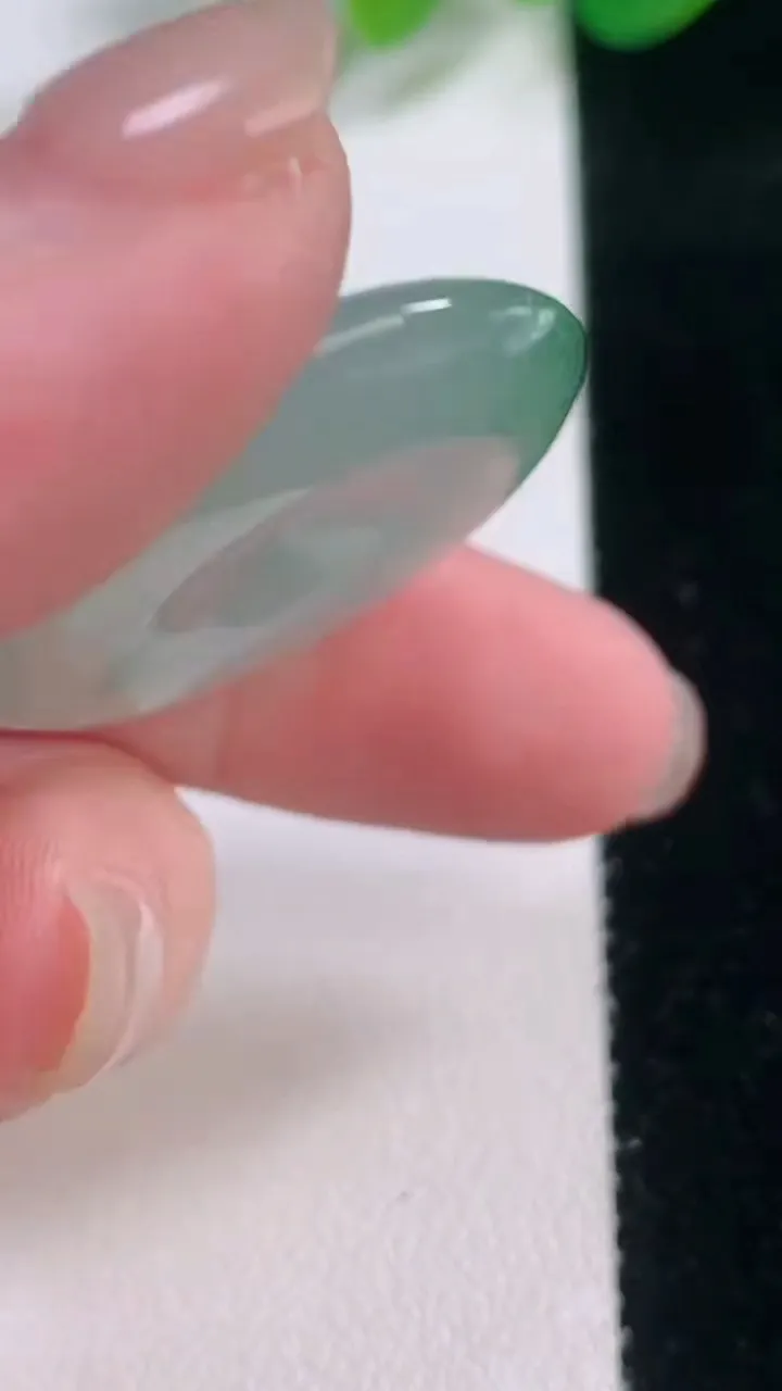 天然A货翡翠平安扣吊坠，尺寸30.8-5.9，重量:11.65g
11月28日