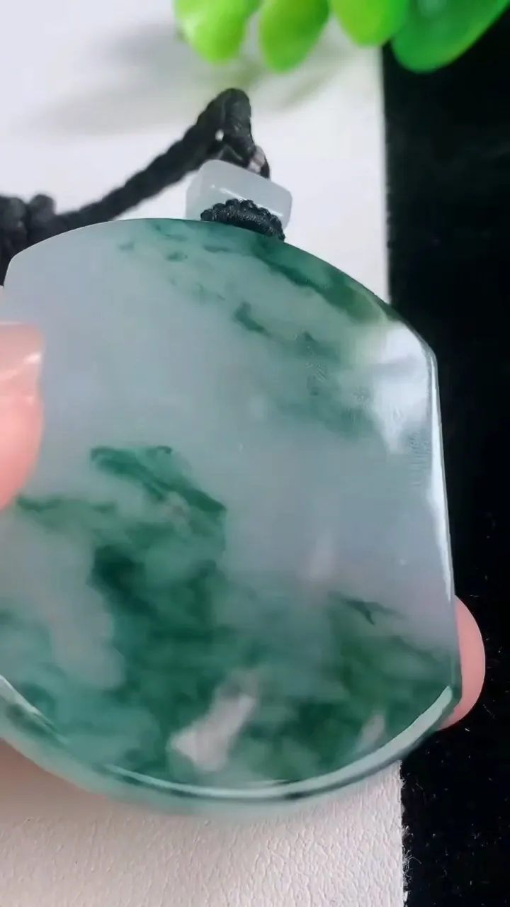 天然A货翡翠种飘花无事牌吊坠，尺寸50-40.7-6，重量:39.33g
11月28日