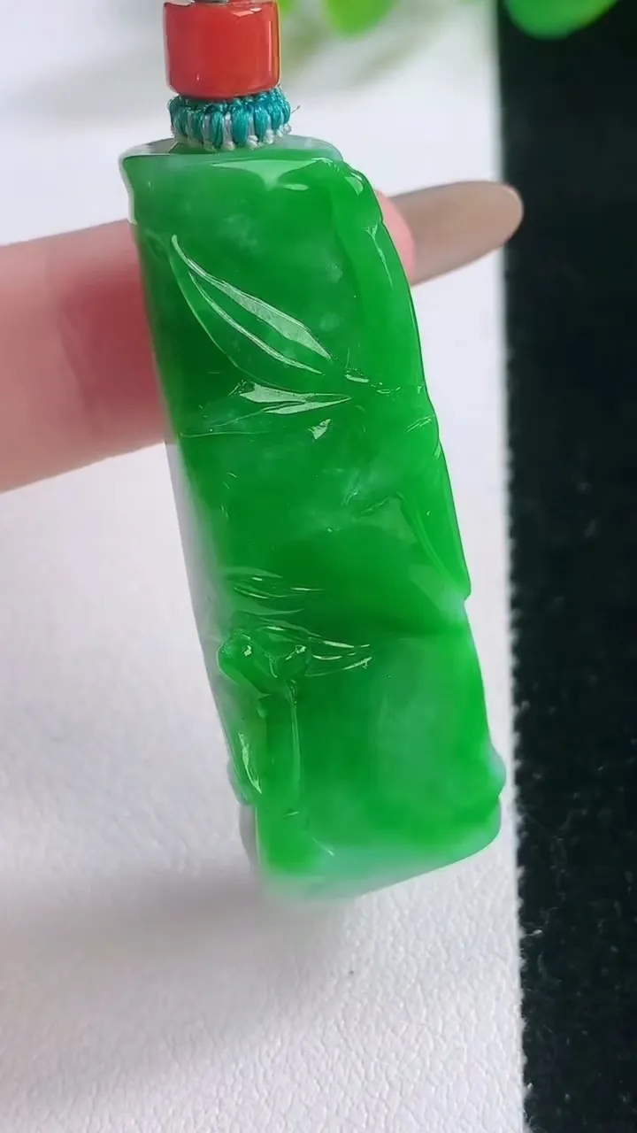 天然A货翡翠节节高升 竹节吊坠，尺寸43.8-16-10.4，重量:22.85g
11月28日