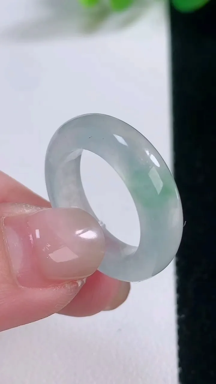 天然A货翡翠指环戒指，尺寸17-5.2-4，重量:4.64g2025年11月28日
工厂直销收藏佳品