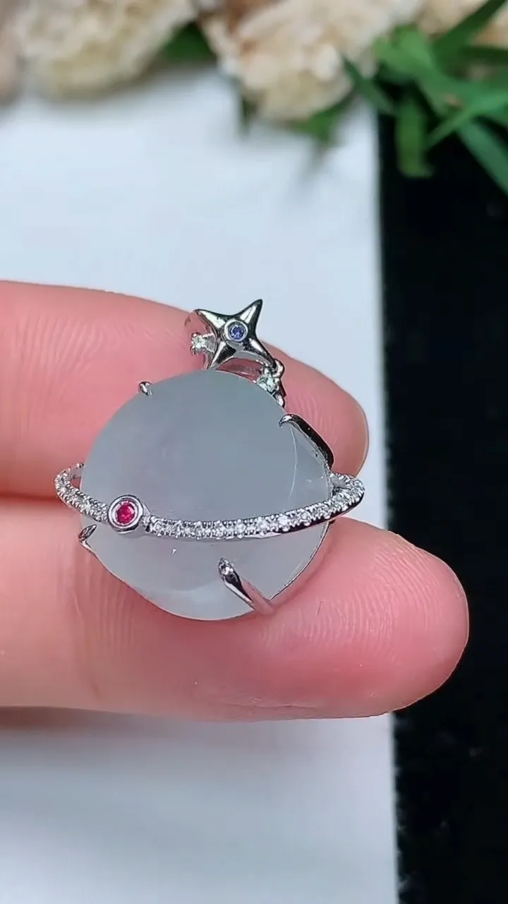 天然A货翡翠白冰无事牌吊坠，尺寸13.7-6.7，重量:4.00g
11月28日