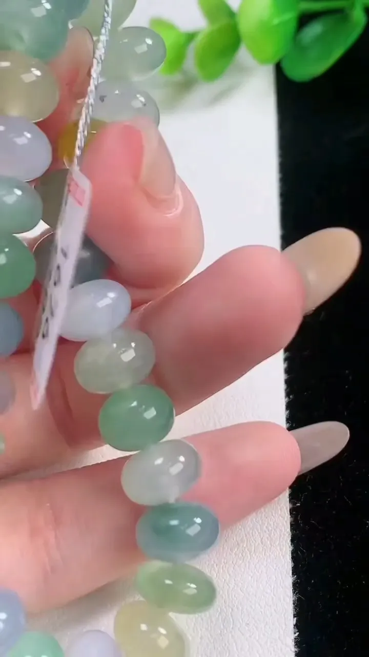 天然A货翡翠种三彩算盘珠手串，尺寸9.7-6.2-27颗，重量:34.02g11月28日
工厂直销收藏佳品,种好水足，色泽均匀，有种有色，上手高大气！