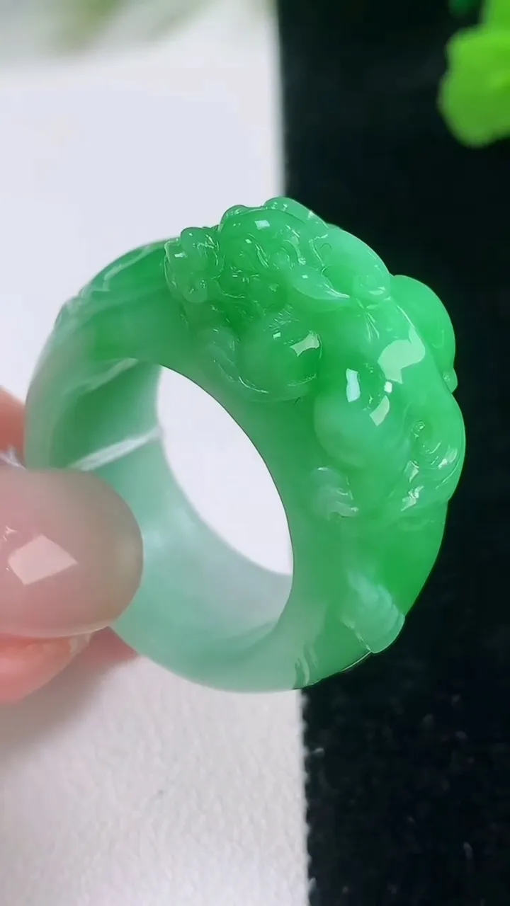 天然A货翡翠貔貅指环扳指，尺寸20.5-22-13-10.2，重量:16.03g2025年11月28日
工厂直销收藏佳品,种好水足，色泽均匀，有种有色，上手高大气！