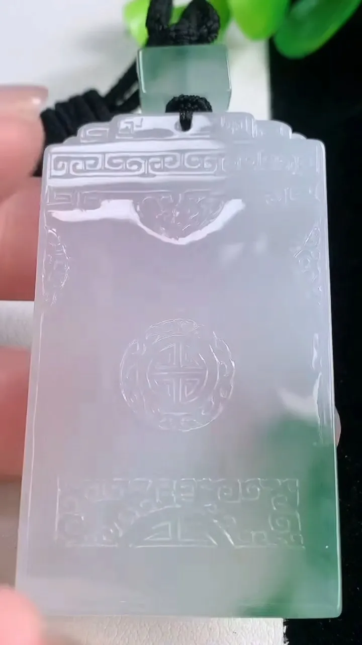 天然A货翡翠仿古无事牌吊坠，尺寸61-35.5-5.6，重量:43.85g
11月28日