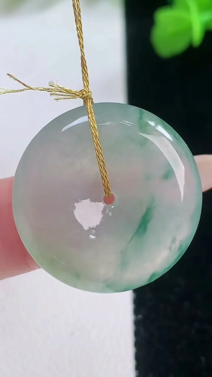 天然A货翡翠冰种飘花平安扣吊坠，尺寸24.2-5，重量:6.37g
11月28日