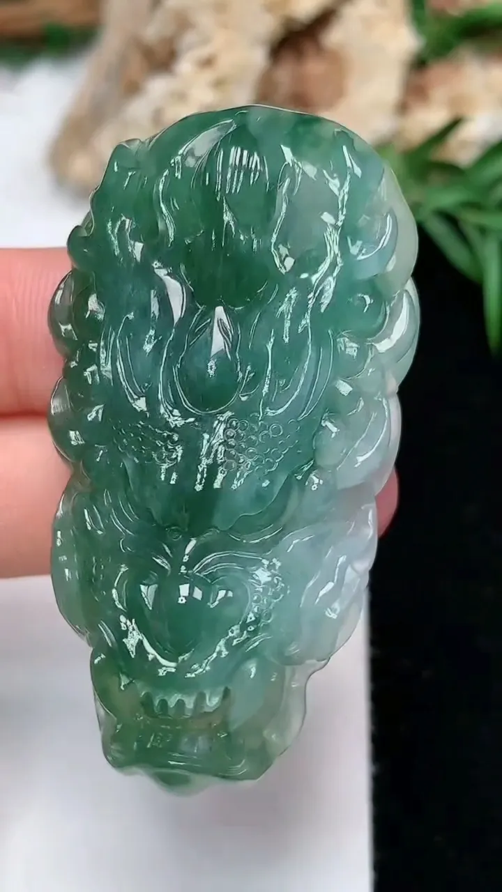 天然A货翡翠龙牌吊坠，尺寸52.5-28.4-9.3，重量:24.04g
11月28日