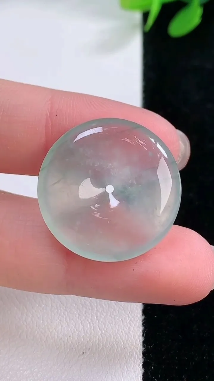 天然A货翡翠冰种飘花平安扣吊坠，尺寸23-4，重量:4.68g
11月29日