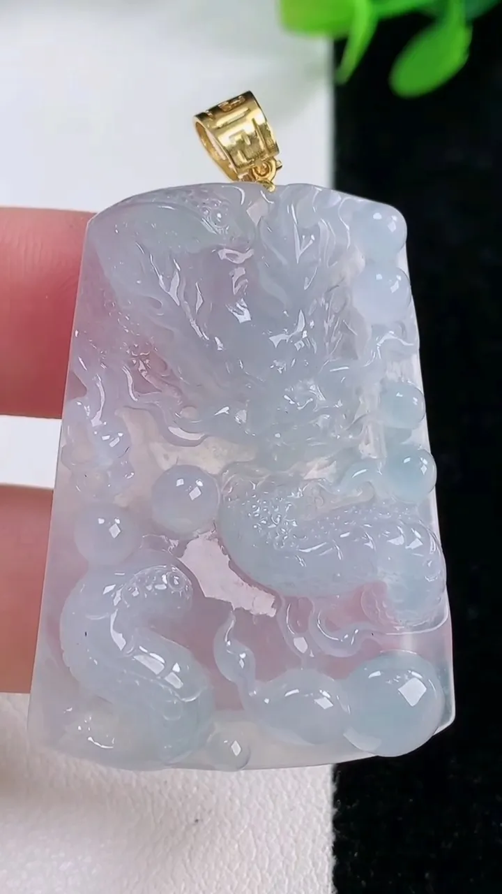 天然A货翡翠种紫罗兰龙牌吊坠，尺寸40.4-29.7-4.7，重量:12.66g
11月29日