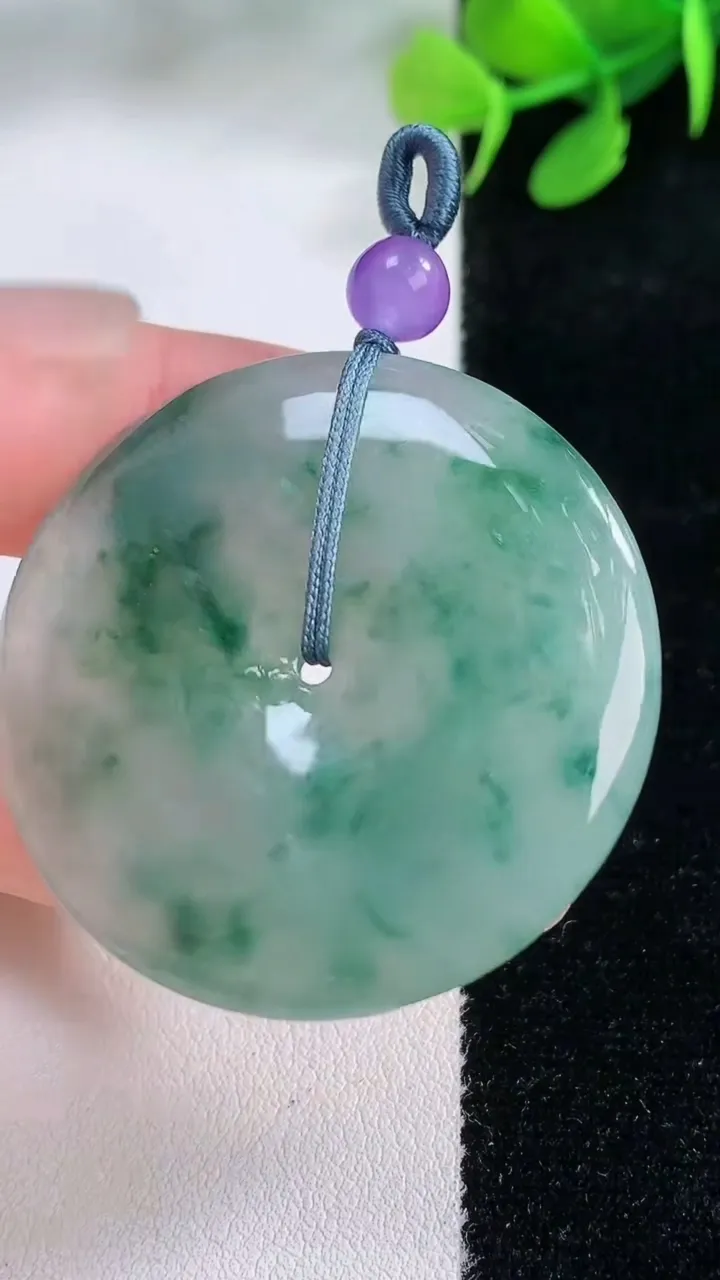 天然A货翡翠飘花平安扣吊坠，尺寸39.2-5.5，重量:19.40g
11月29日