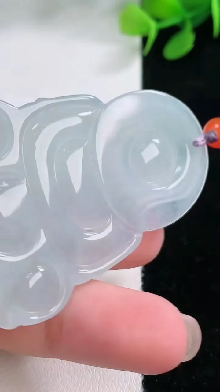 天然A货翡翠观音菩萨吊坠，尺寸56.6-38.7-5.4，重量:20.80g
11月29日