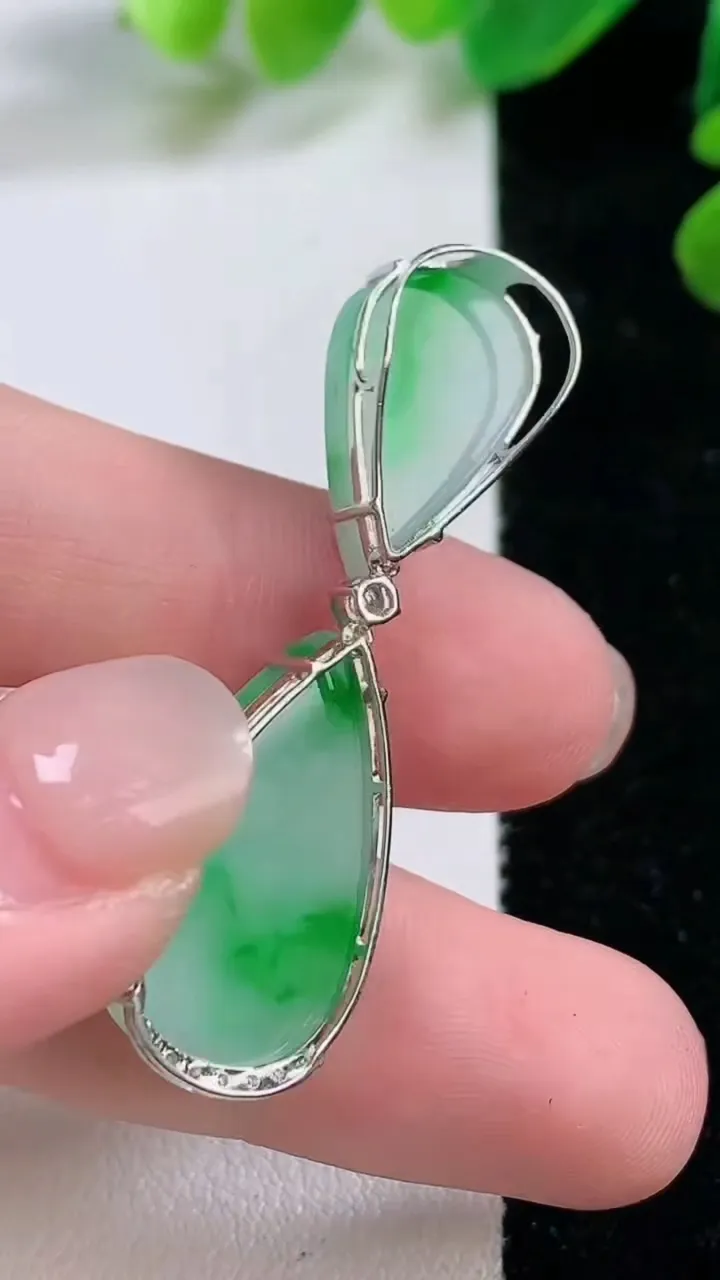天然A货翡翠水滴吊坠，尺寸 42.2-12-5.5，重:4.15g
11月29日