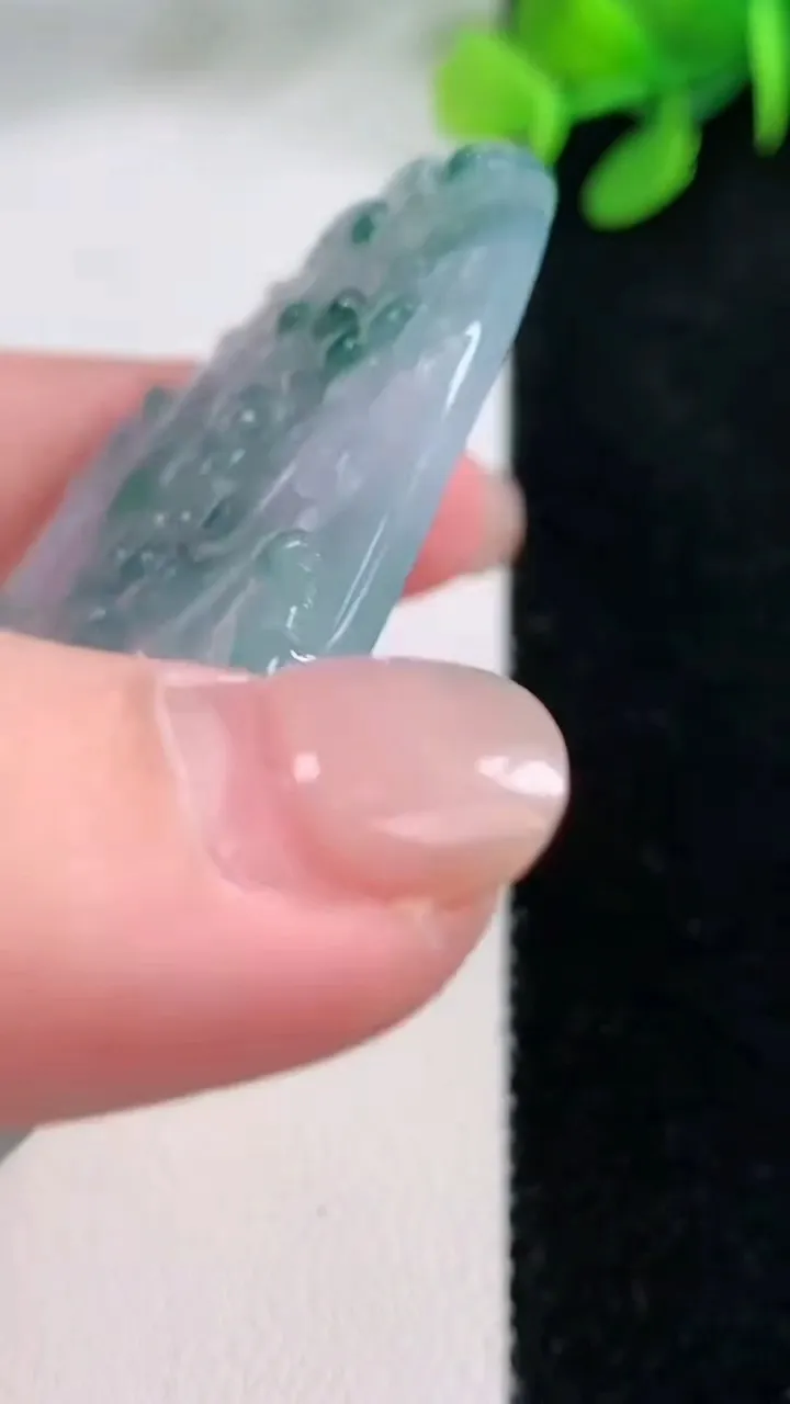 天然A货翡翠牌吊坠，尺寸69.5-45.9-5，重量:37.55g
11月29日