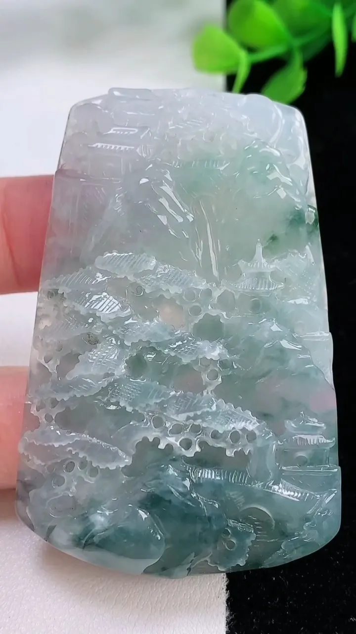 天然A货翡翠牌吊坠，尺寸61.4-40.6-7.7，重量:38.83g
11月29日