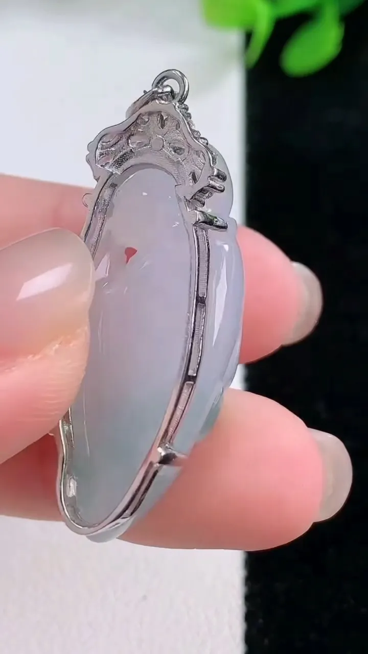 天然A货翡翠种飘花佛公吊坠，尺寸34.6-15-9.3，重量:9.61g
11月29日