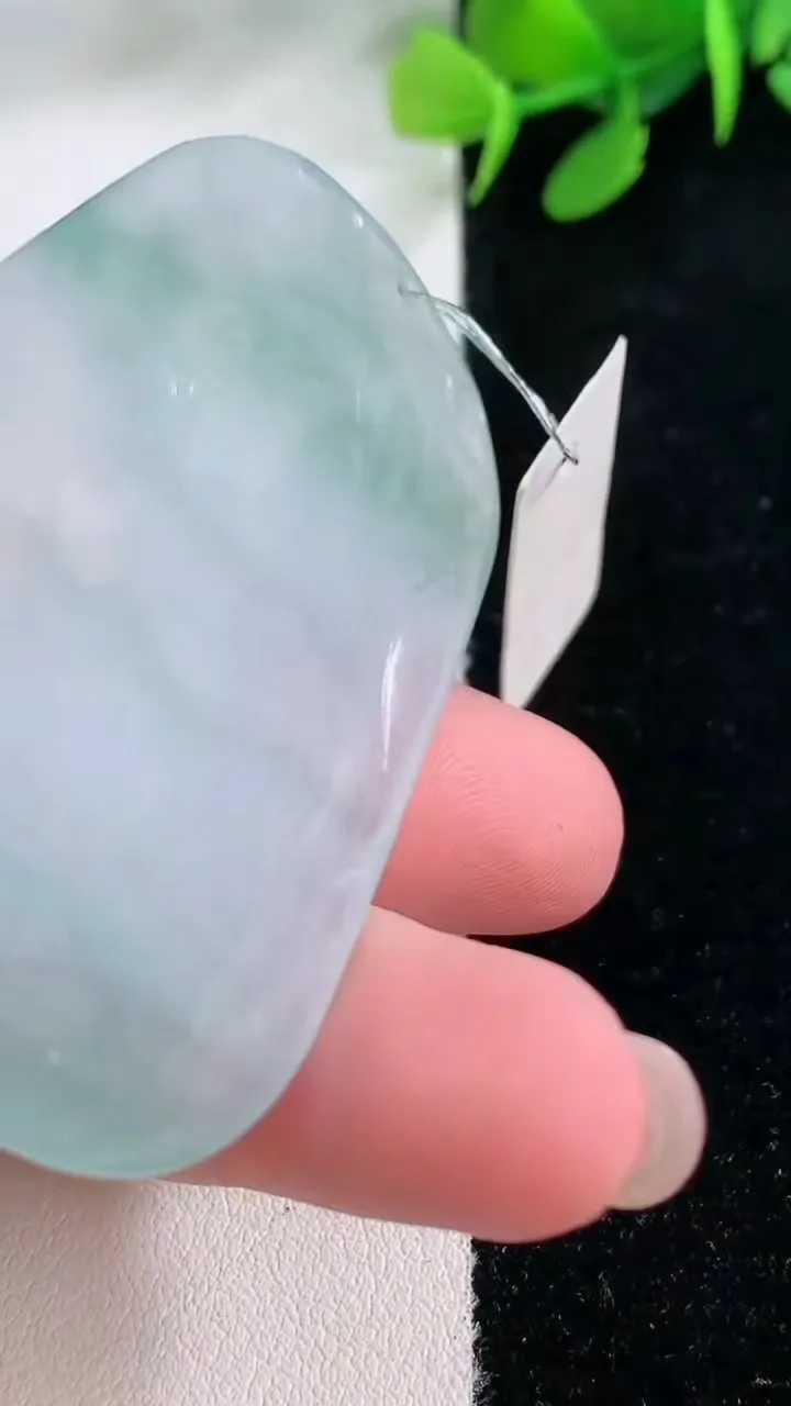 天然A货翡翠虚空藏菩萨吊坠，尺寸62-38.4-5.7，重量:29.26g
11月29日