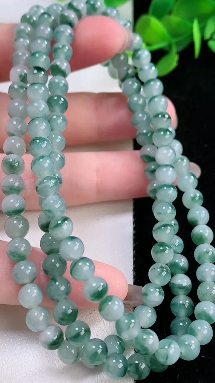 天然A货翡翠冰种飘花圆珠项链，尺寸5.3-128颗，重量:36.06g
11月29日