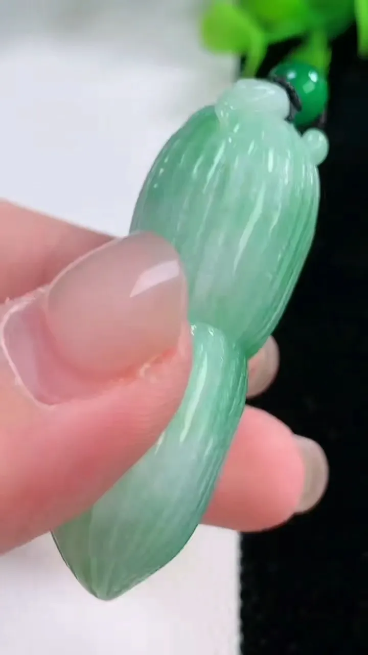 天然A货翡翠花生吊坠，尺寸49.2-19.5-15.6，重量:30.69g
11月29日