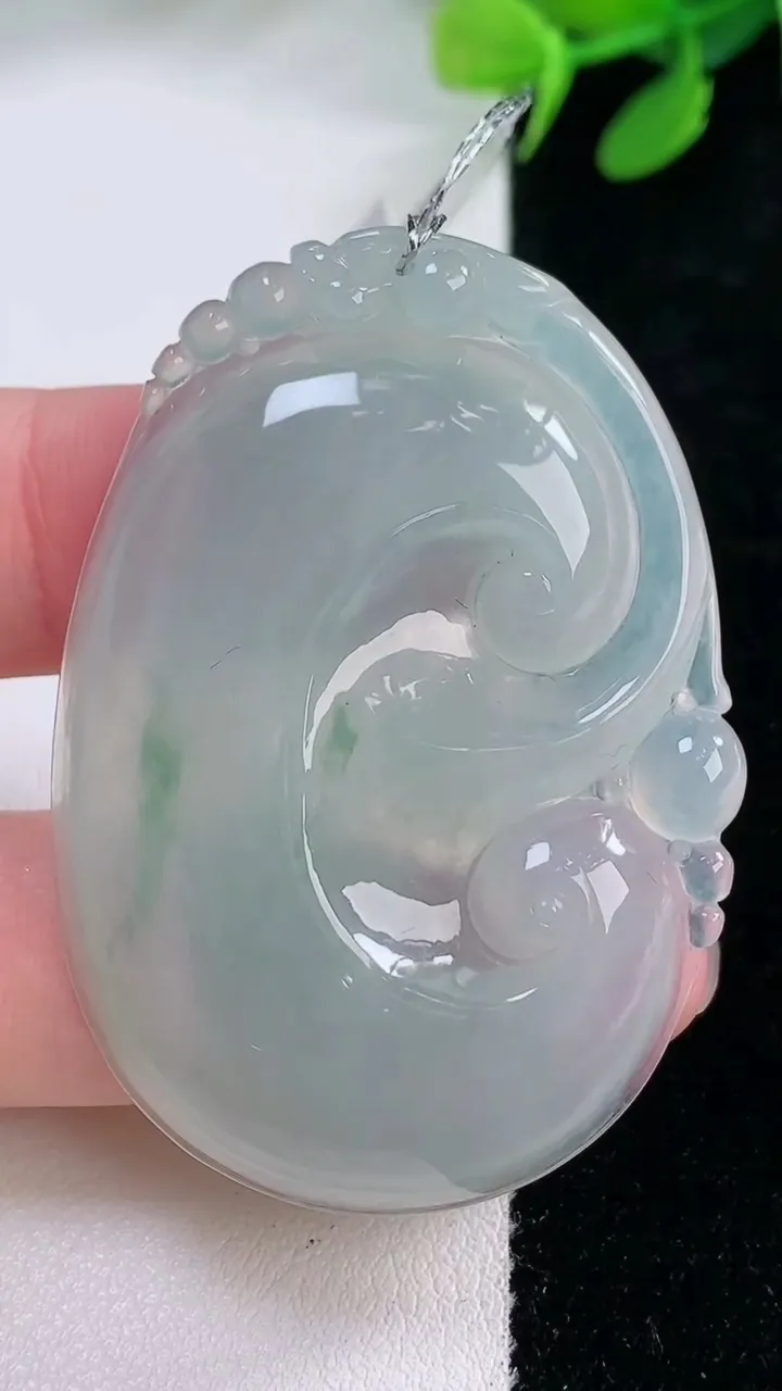 天然A货翡翠冰种飘花如意吊坠，尺寸50.7-34.7-5.6，重量:18.30g
11月29日